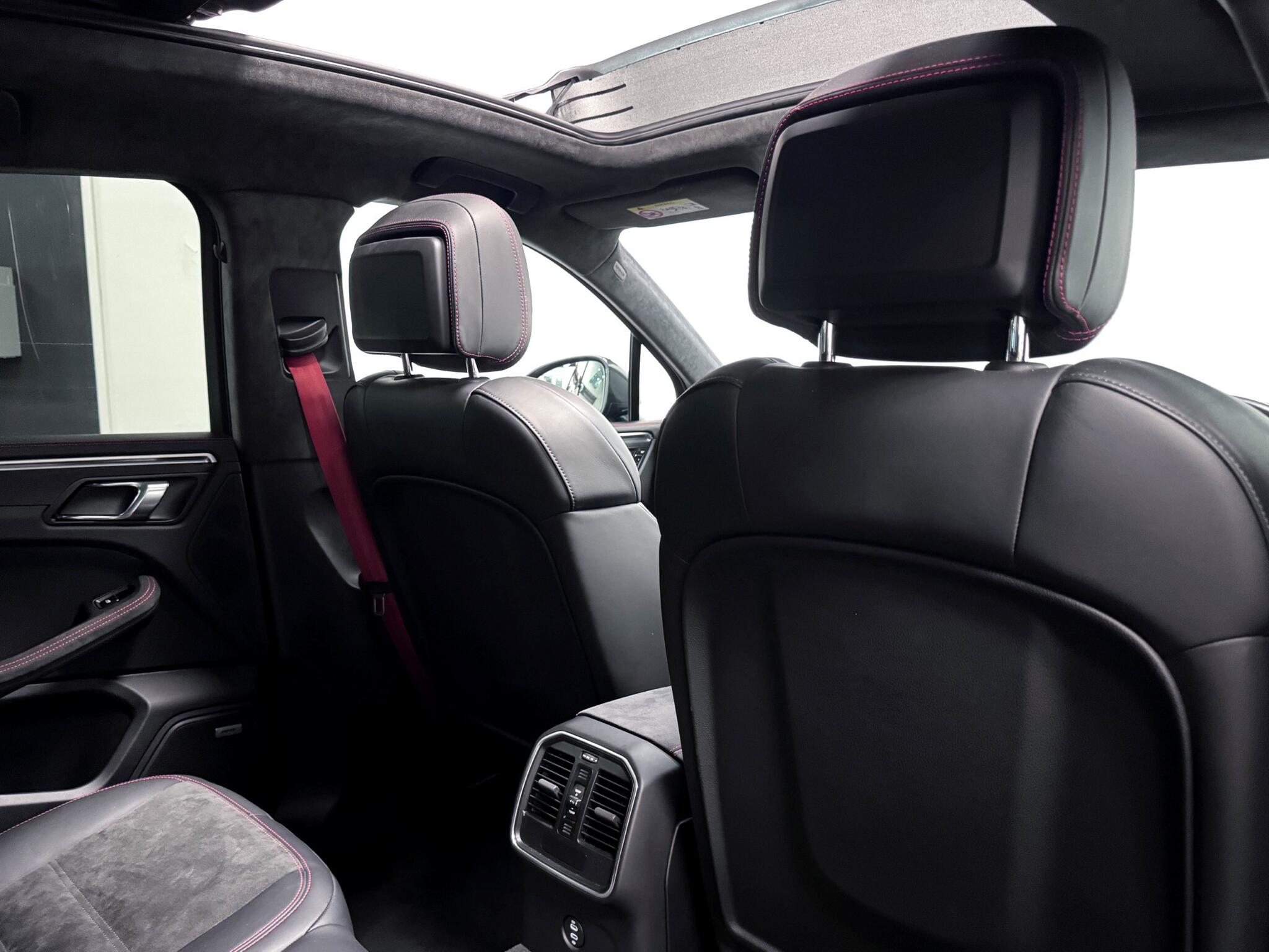 Porsche Macan view 12