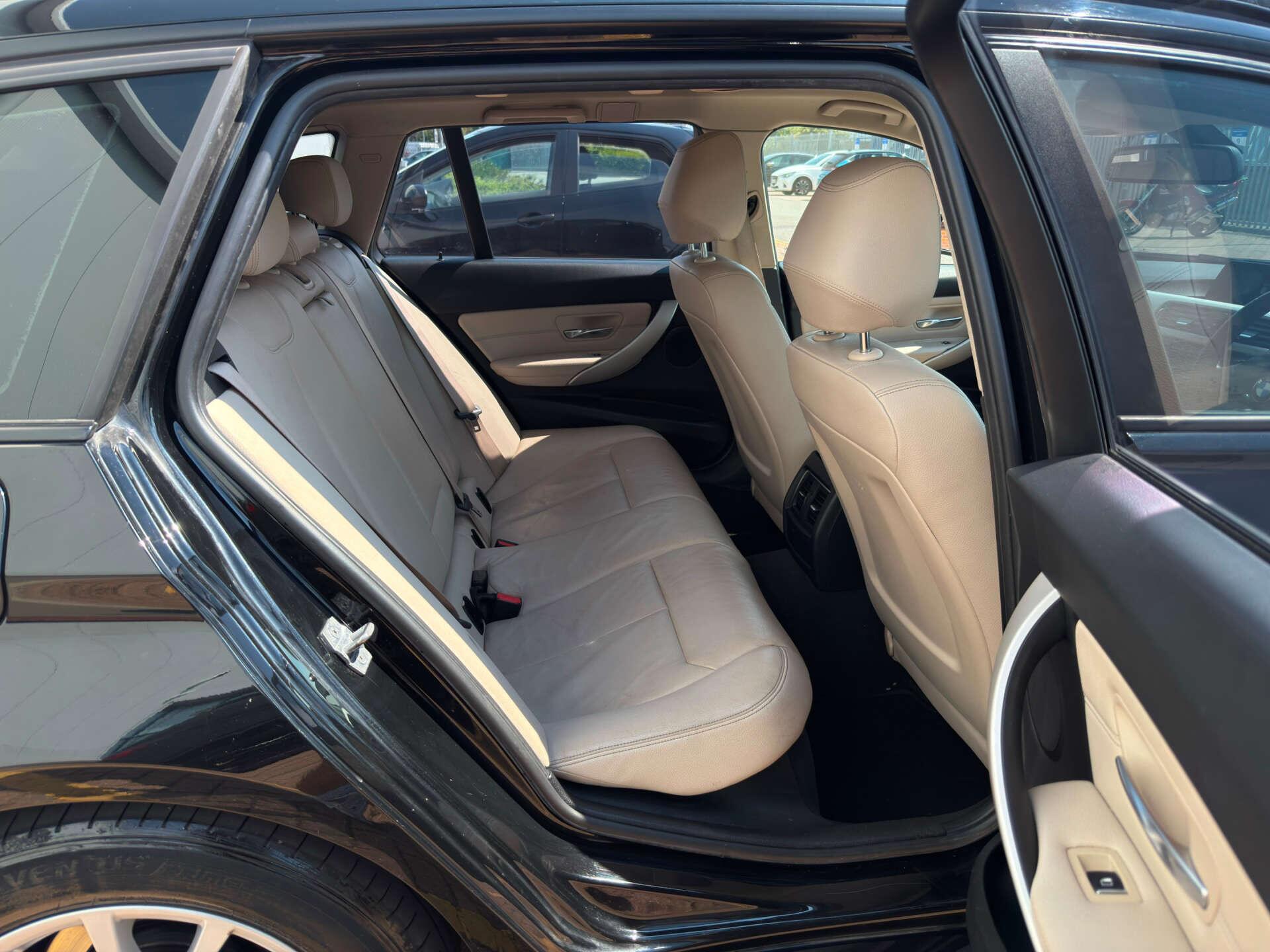 BMW 3 Series view 25