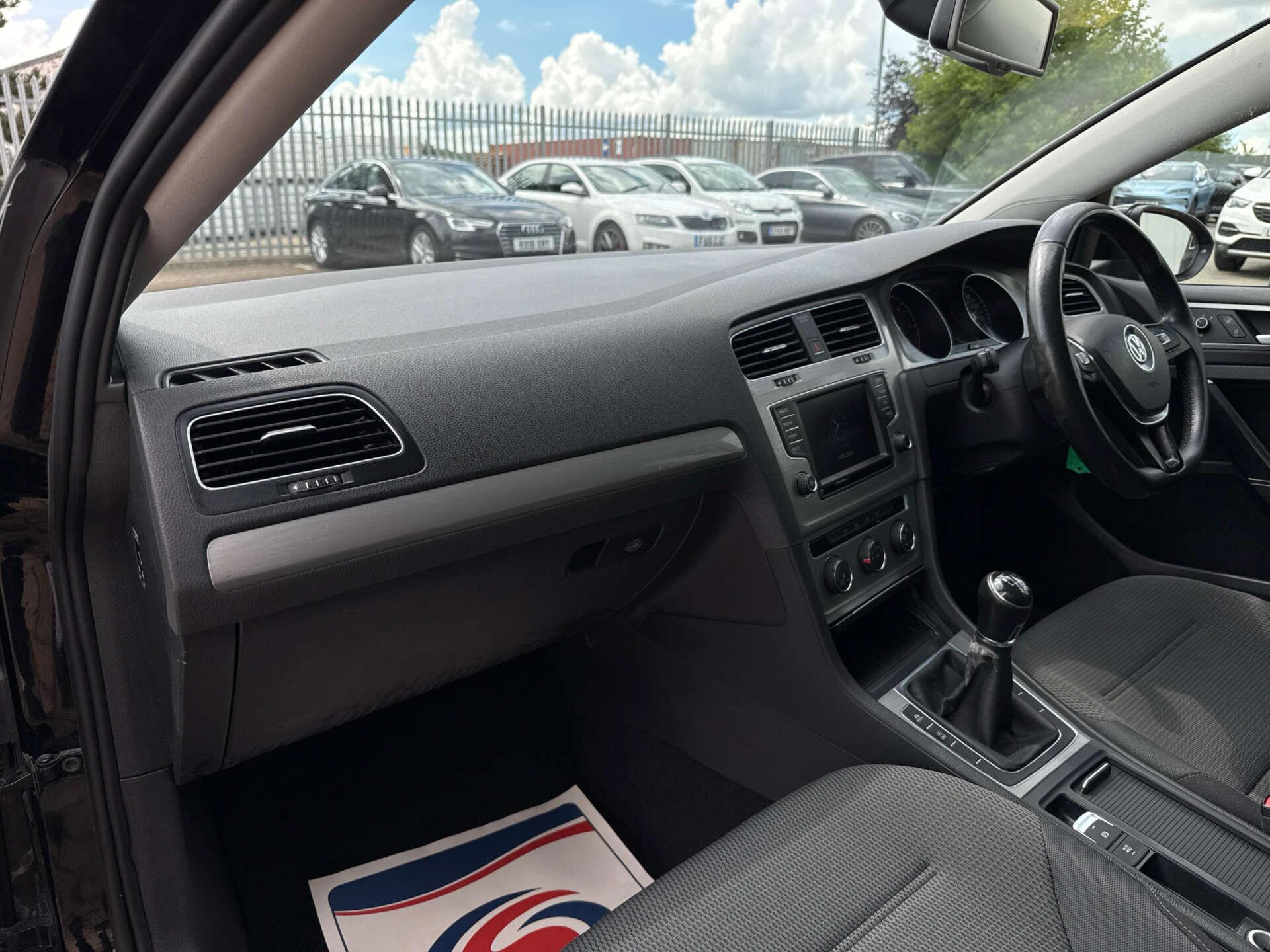 Volkswagen Golf view 17