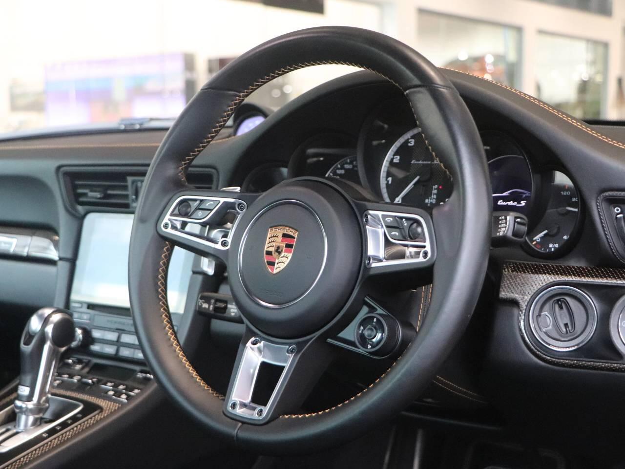 Porsche 911 view 17