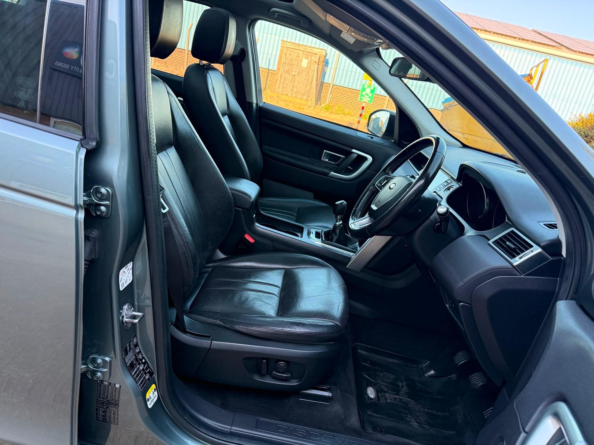 Land Rover Discovery Sport view 3
