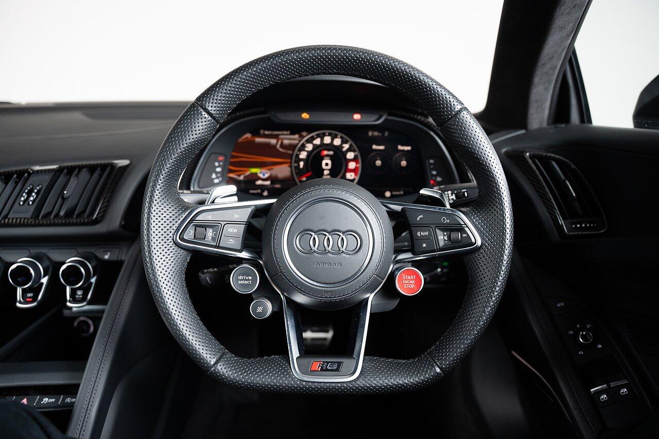 Audi R8 view 4