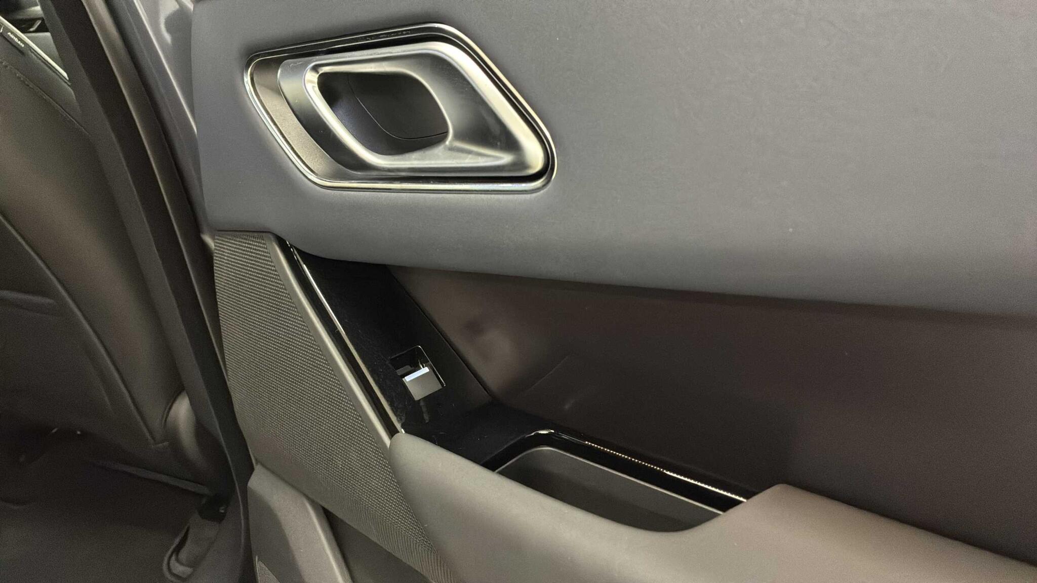 Land Rover Range Rover Velar view 32
