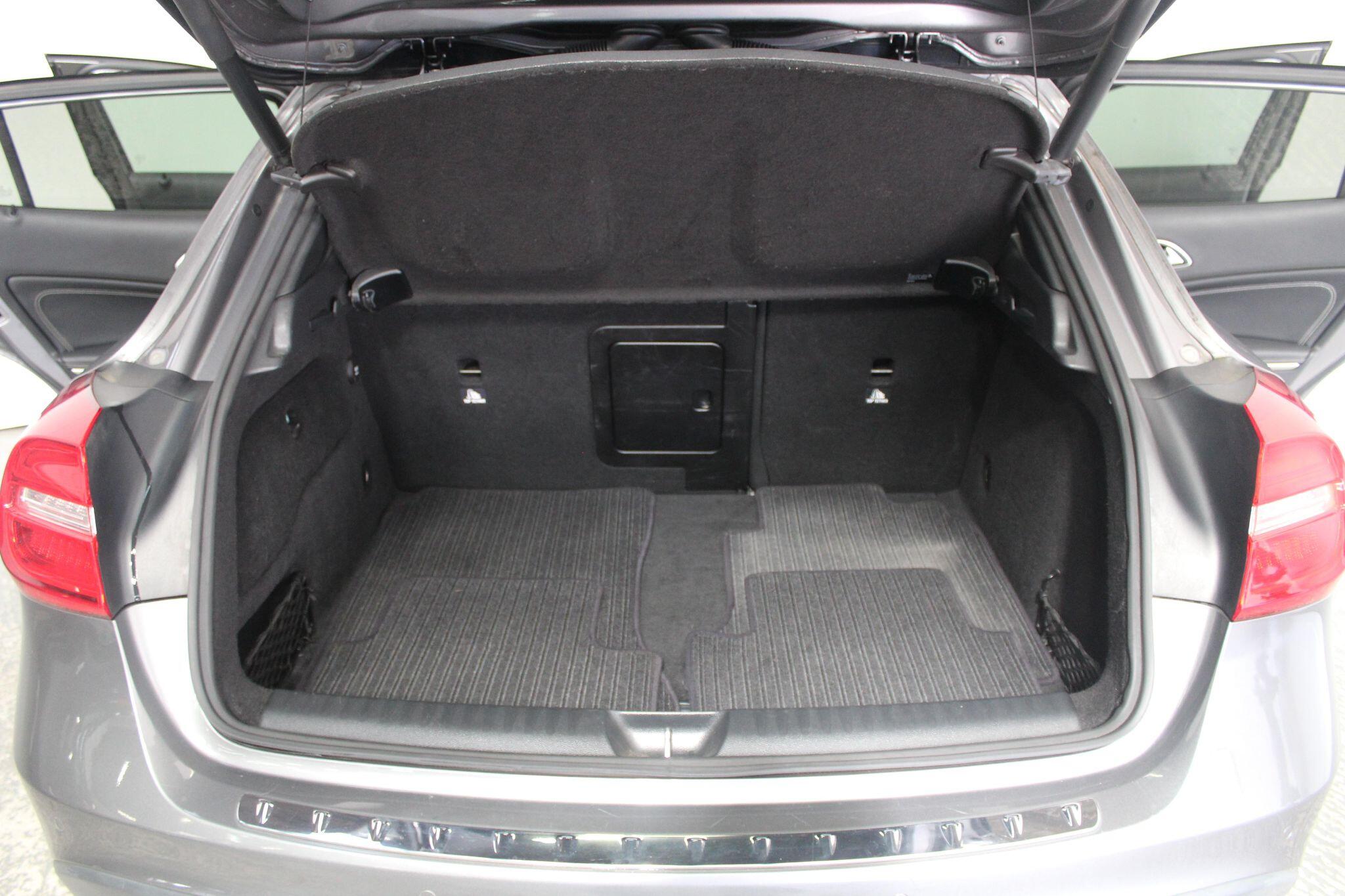Mercedes-Benz Gla view 25
