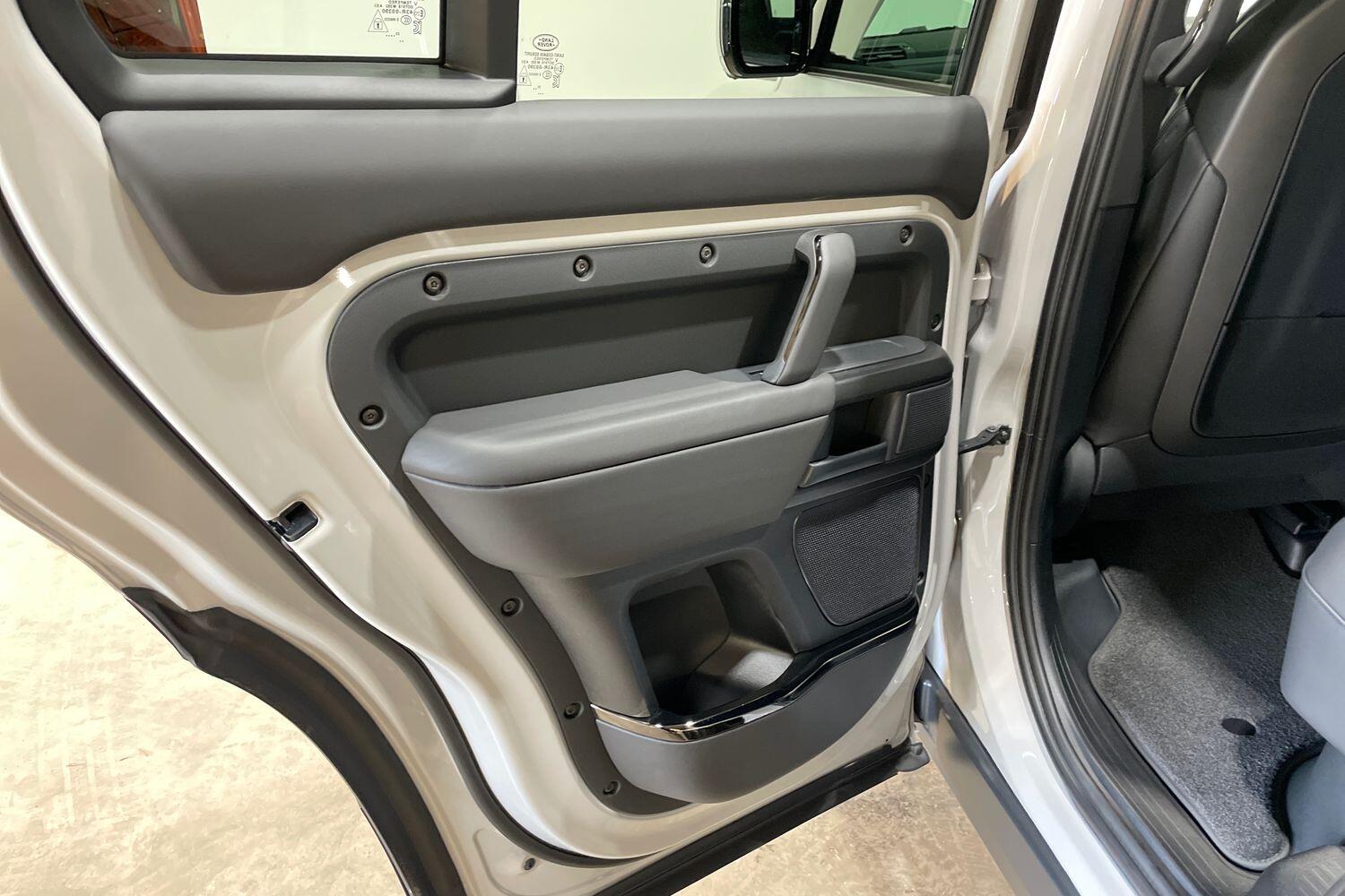 Land Rover Defender view 24