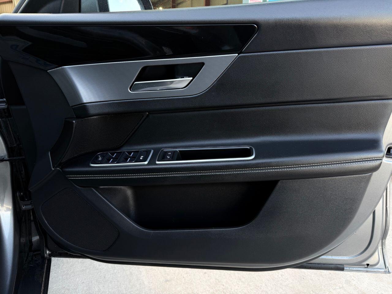 Jaguar XF view 10
