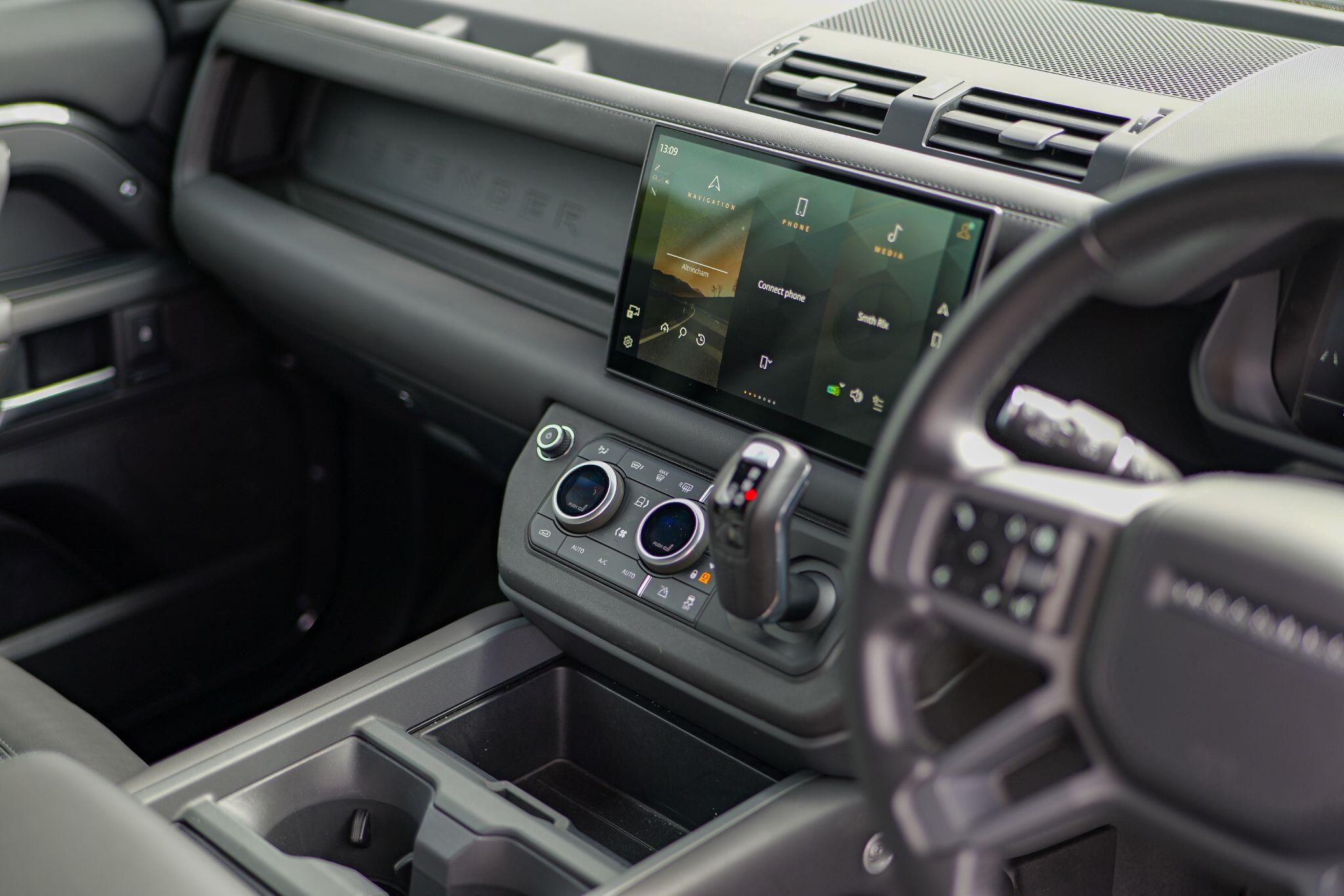 Land Rover Defender 90 view 12