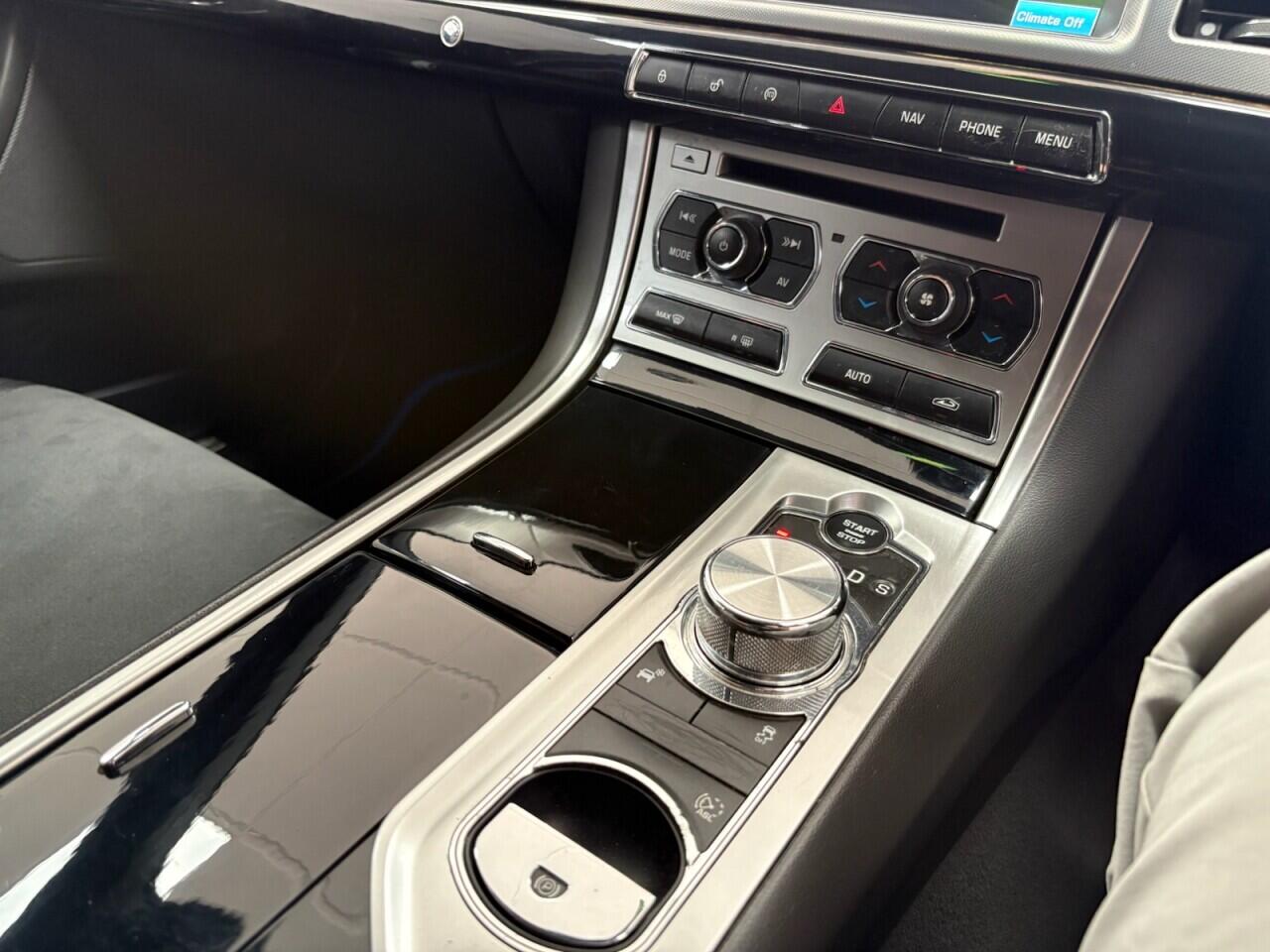 Jaguar XF view 24