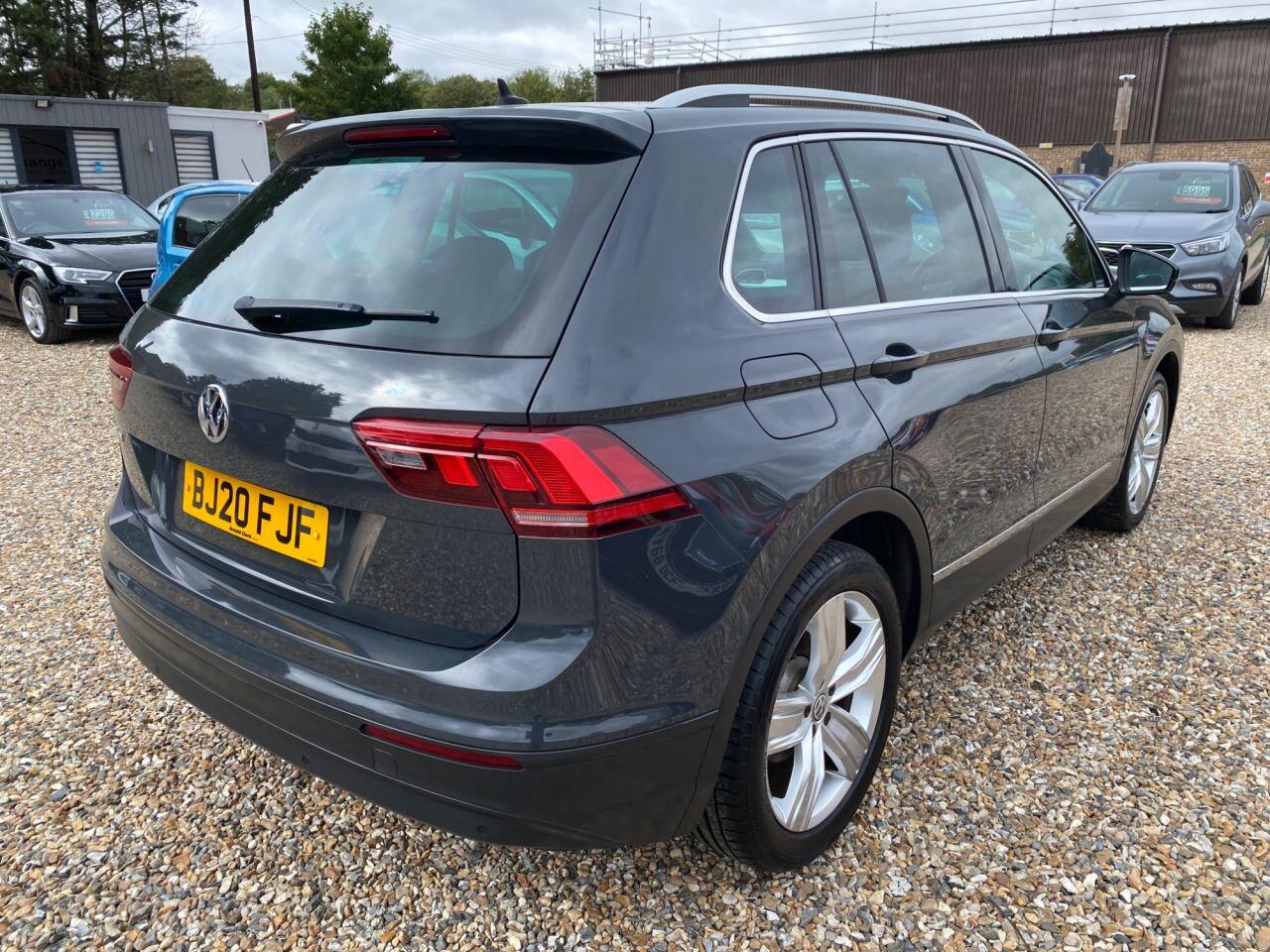 Volkswagen Tiguan view 4