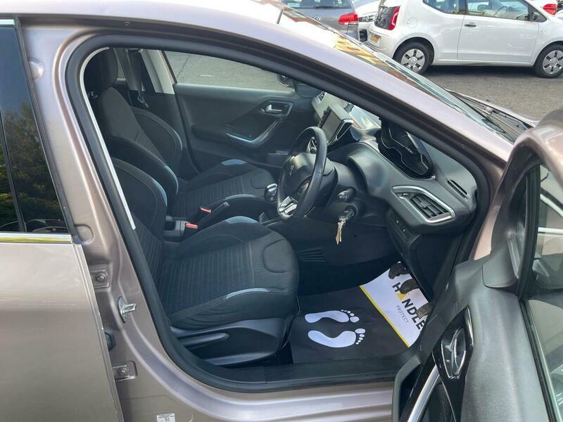 2013 Peugeot 208 image 28