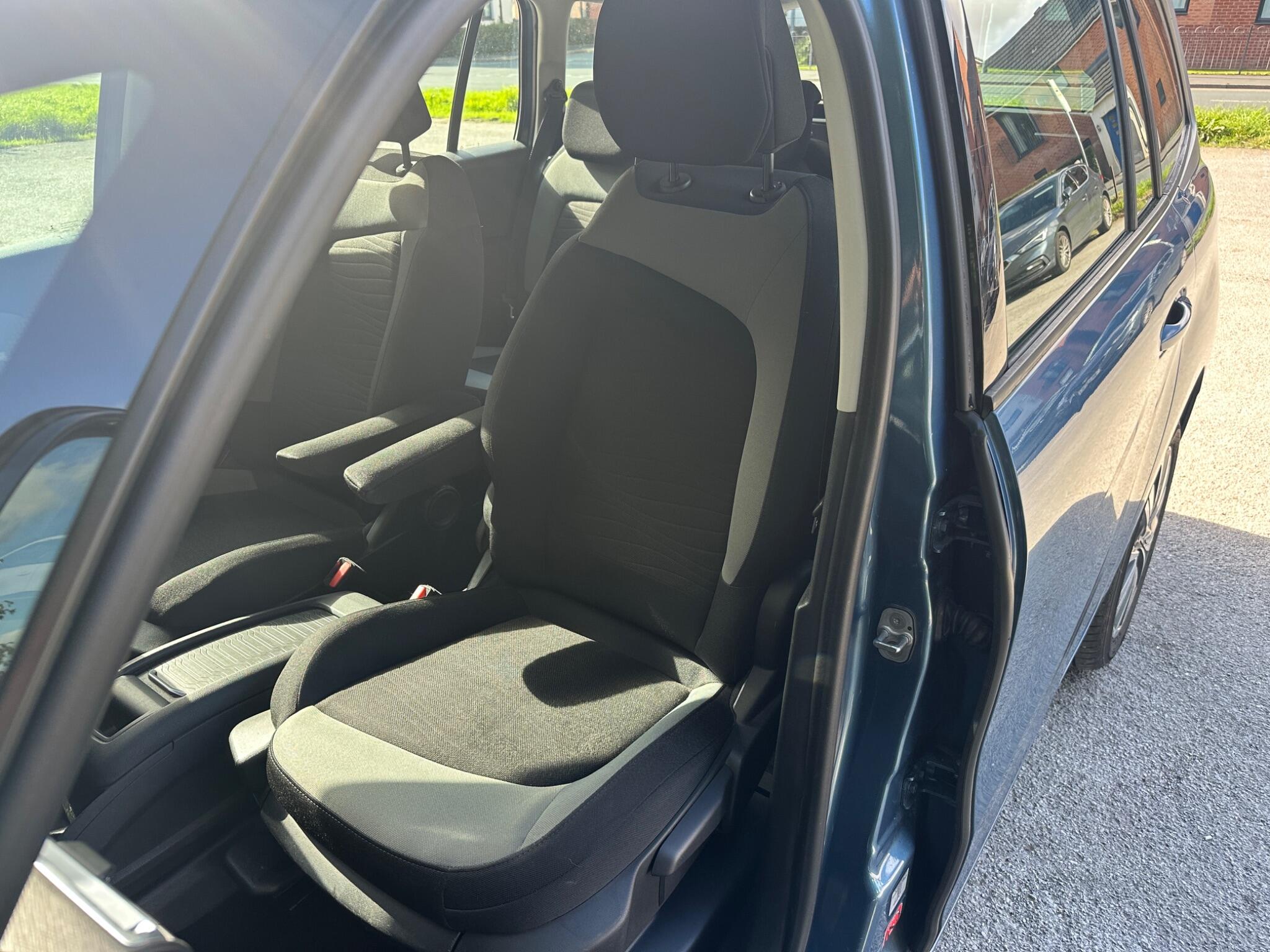 Citroen Grand C4 Picasso view 16