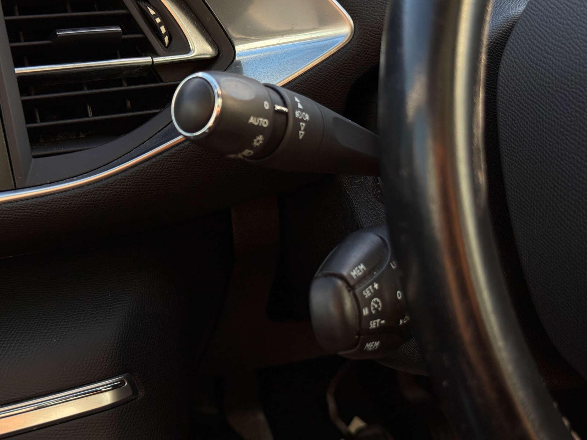 Peugeot 308 view 45