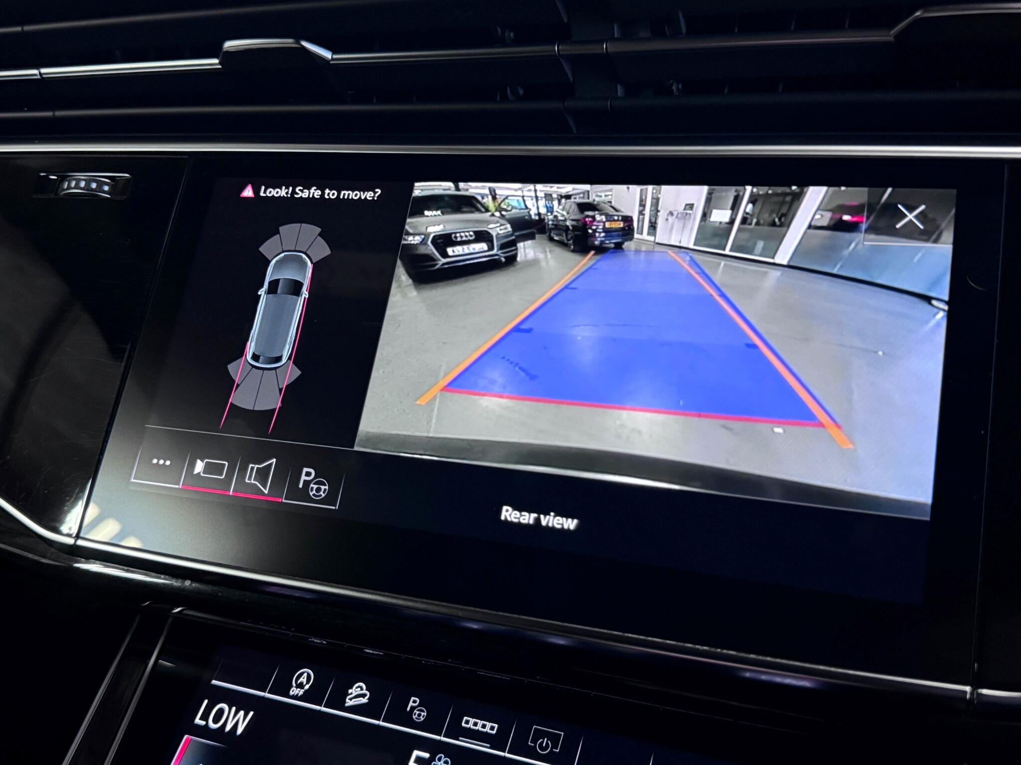 Audi Q8 view 9