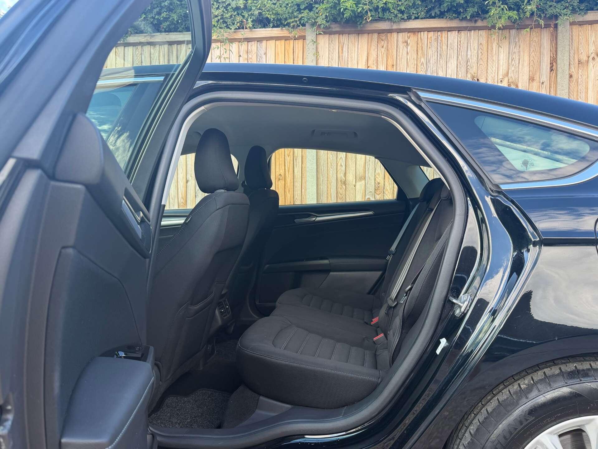 Ford Mondeo view 18