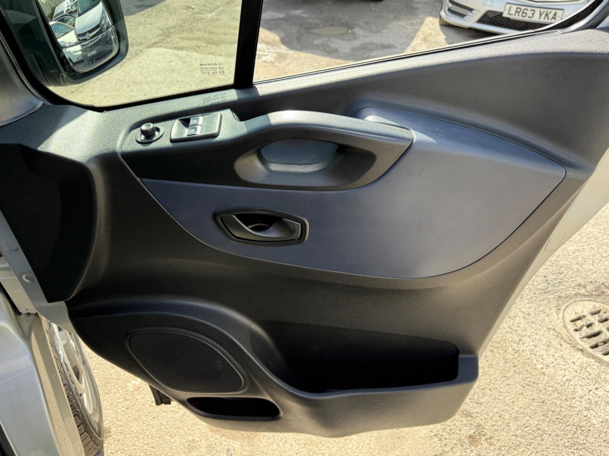 Vauxhall Vivaro - Image 49