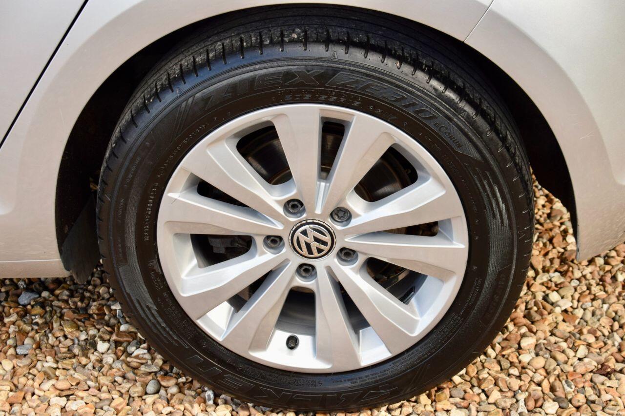 Volkswagen Golf view 21