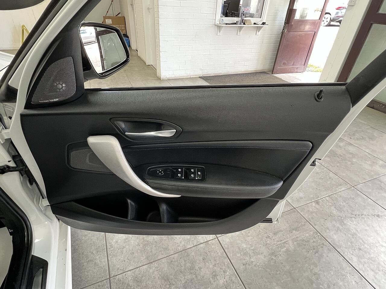 BMW 1 Series view 14