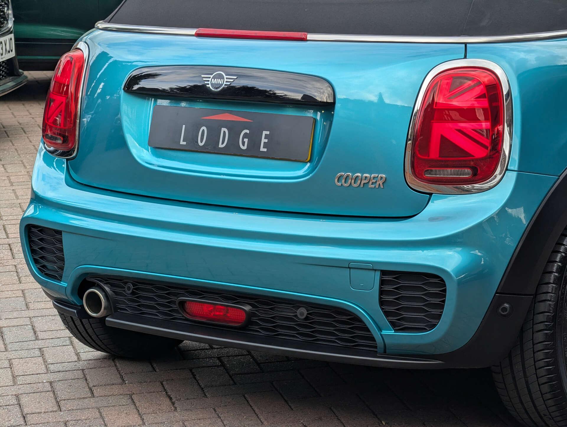 Mini Convertible view 25