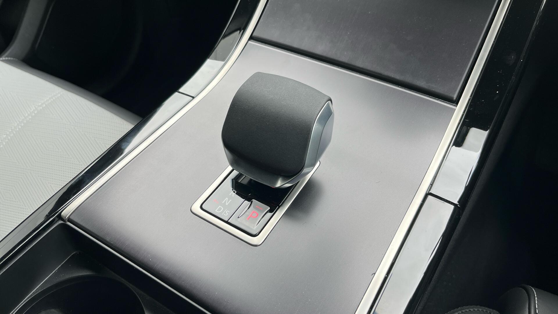 Land Rover Range Rover Velar view 13