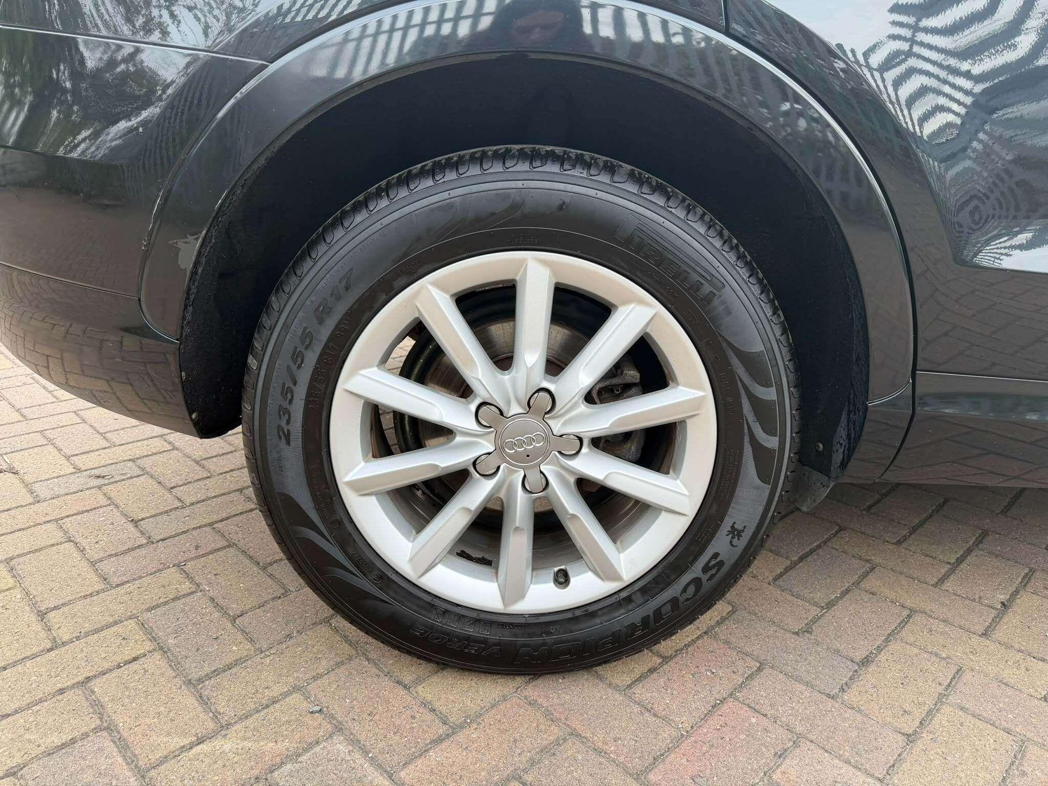 Audi Q3 view 8