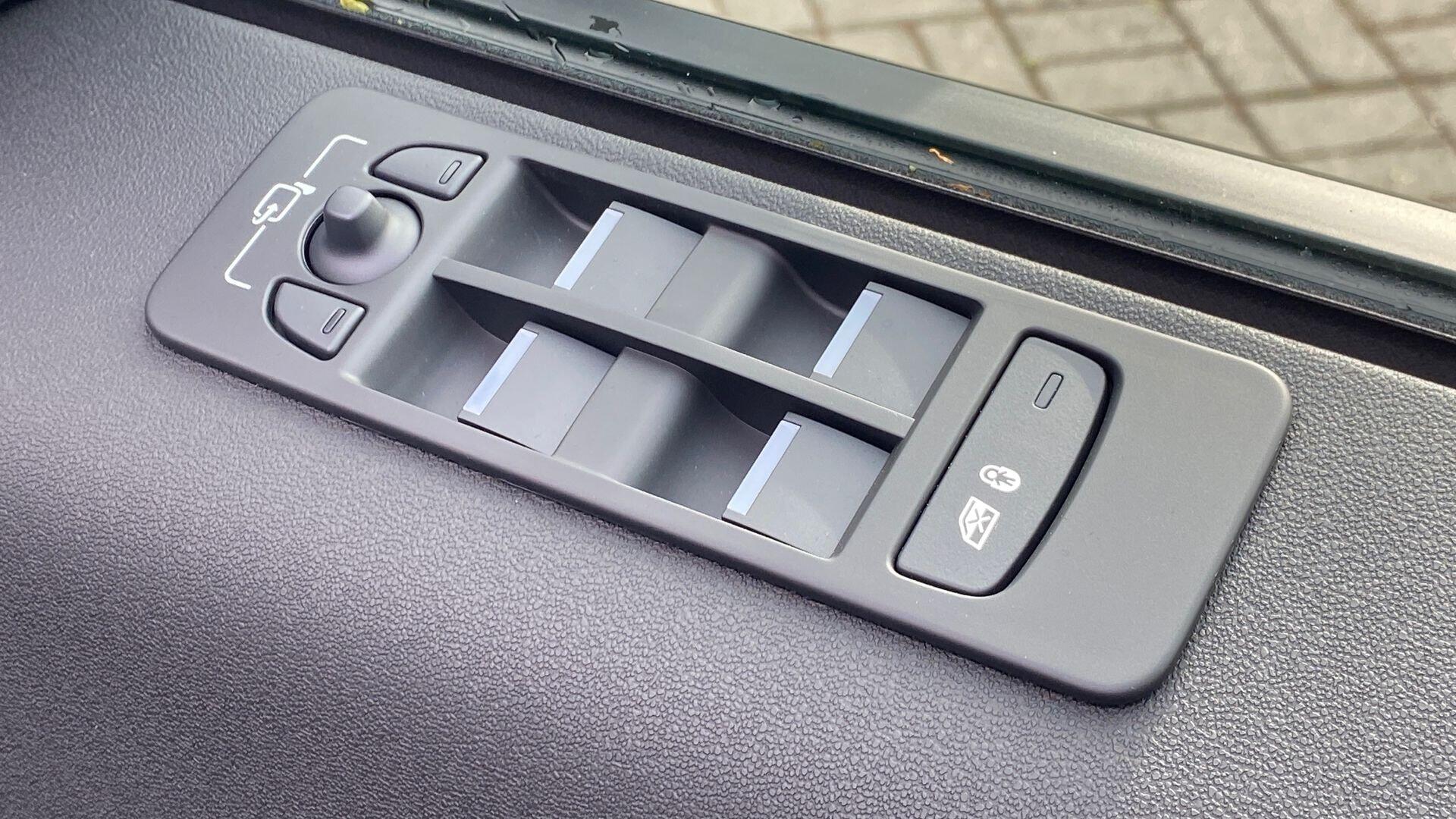 Land Rover Discovery Sport view 26