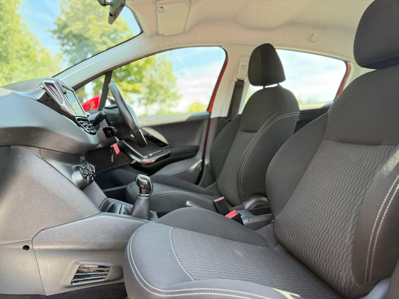 Peugeot 208 view 12