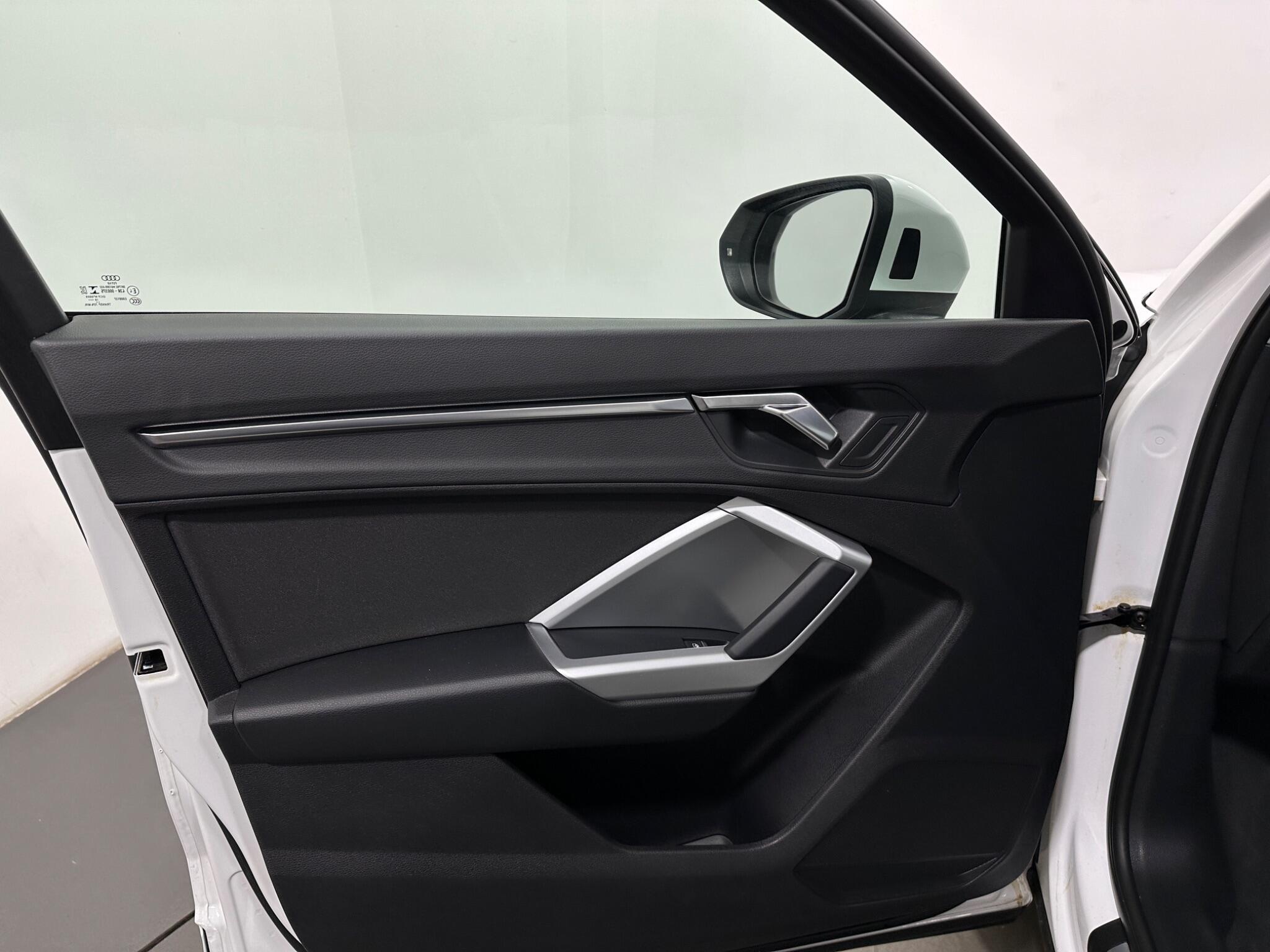 Audi Q3 view 36