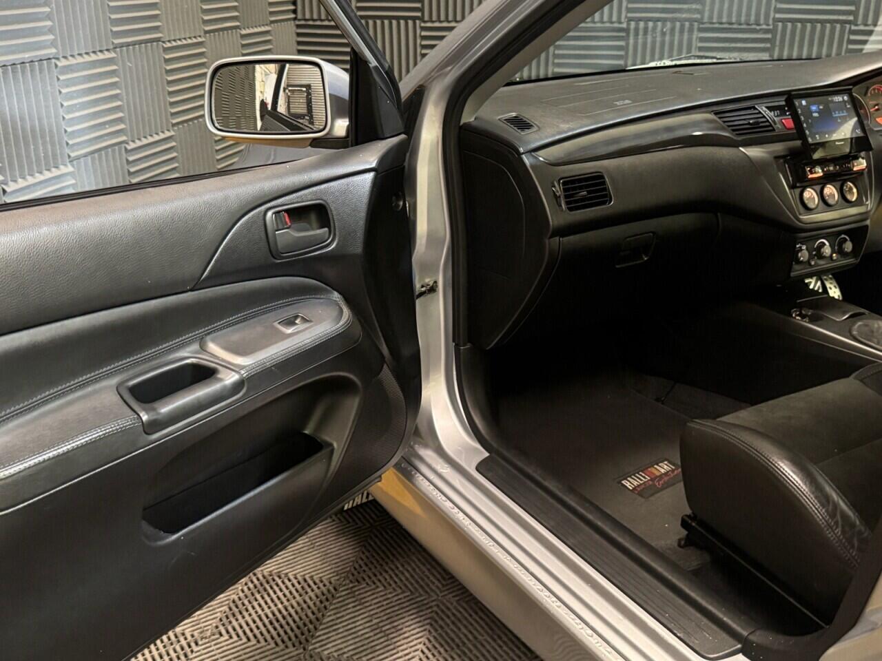 Mitsubishi Lancer view 12
