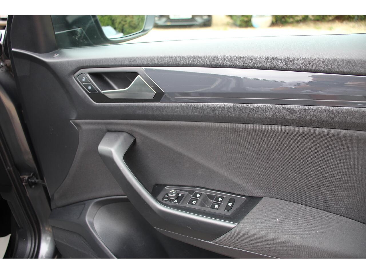 Volkswagen T-Roc view 37