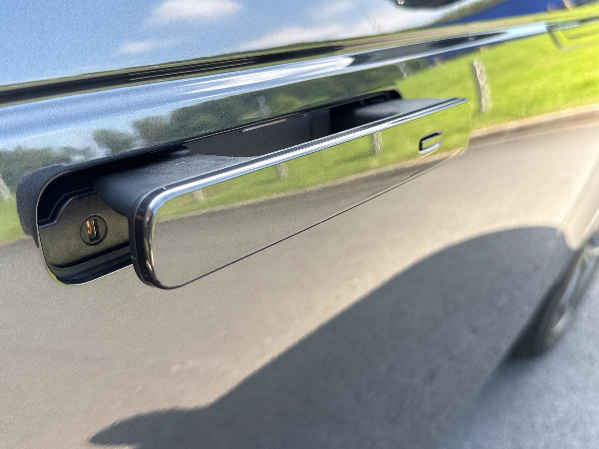 Land Rover Range Rover Velar view 11