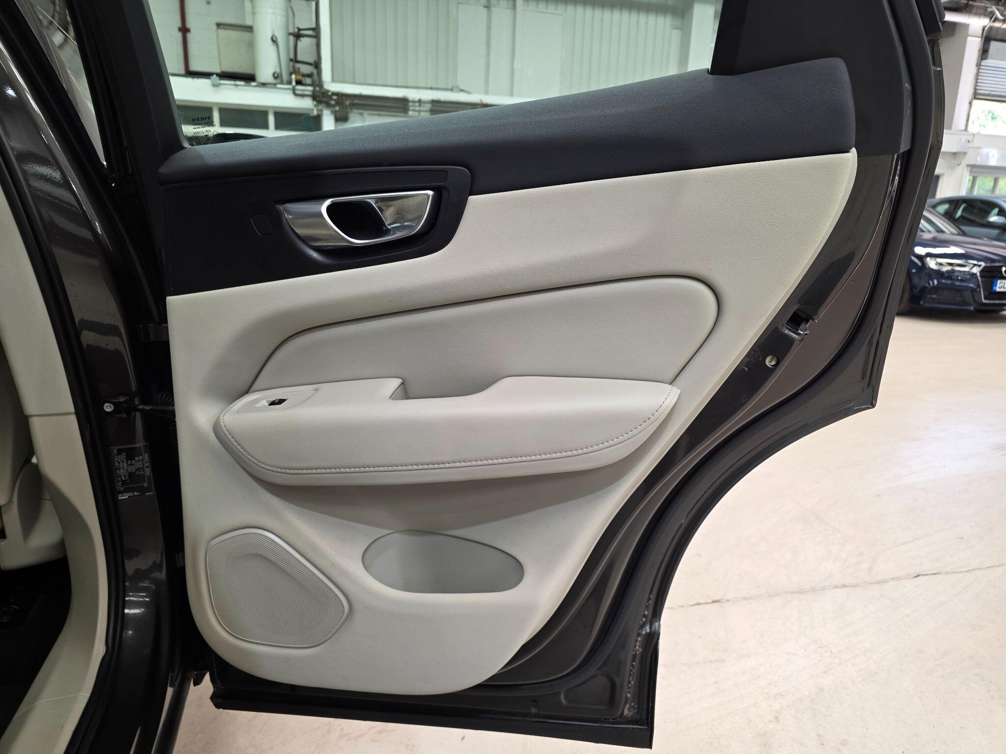Volvo XC60 view 25