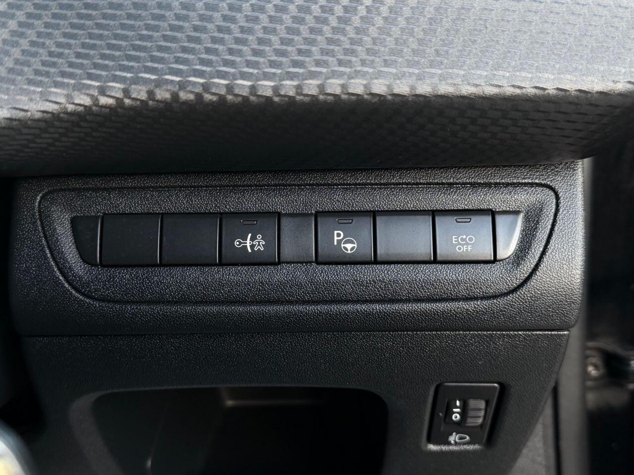 Peugeot 208 view 30