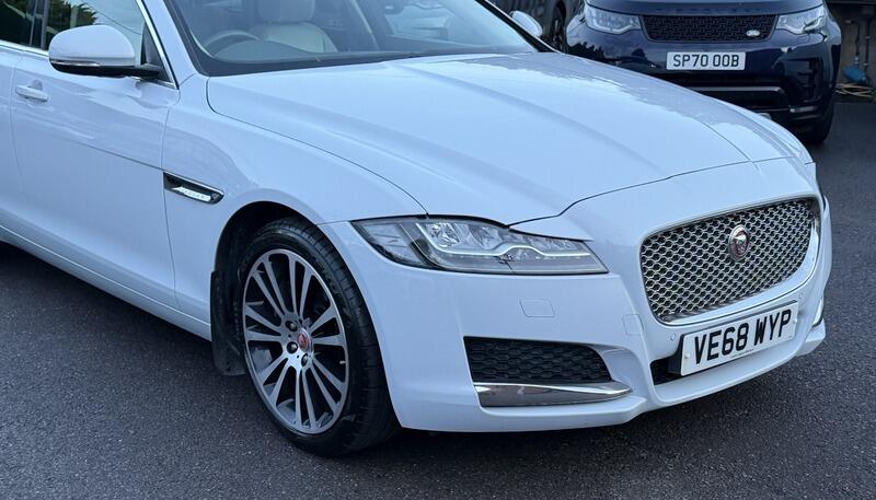 Jaguar XF view 14