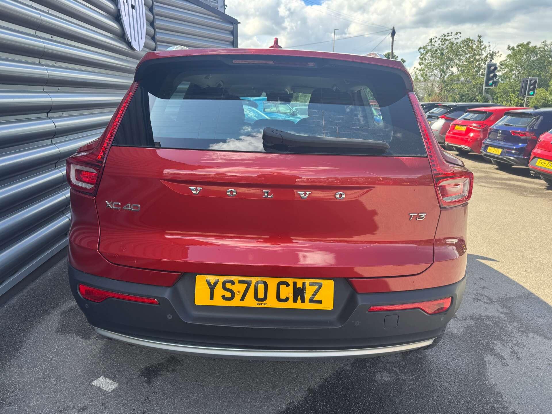 Volvo XC40 view 3