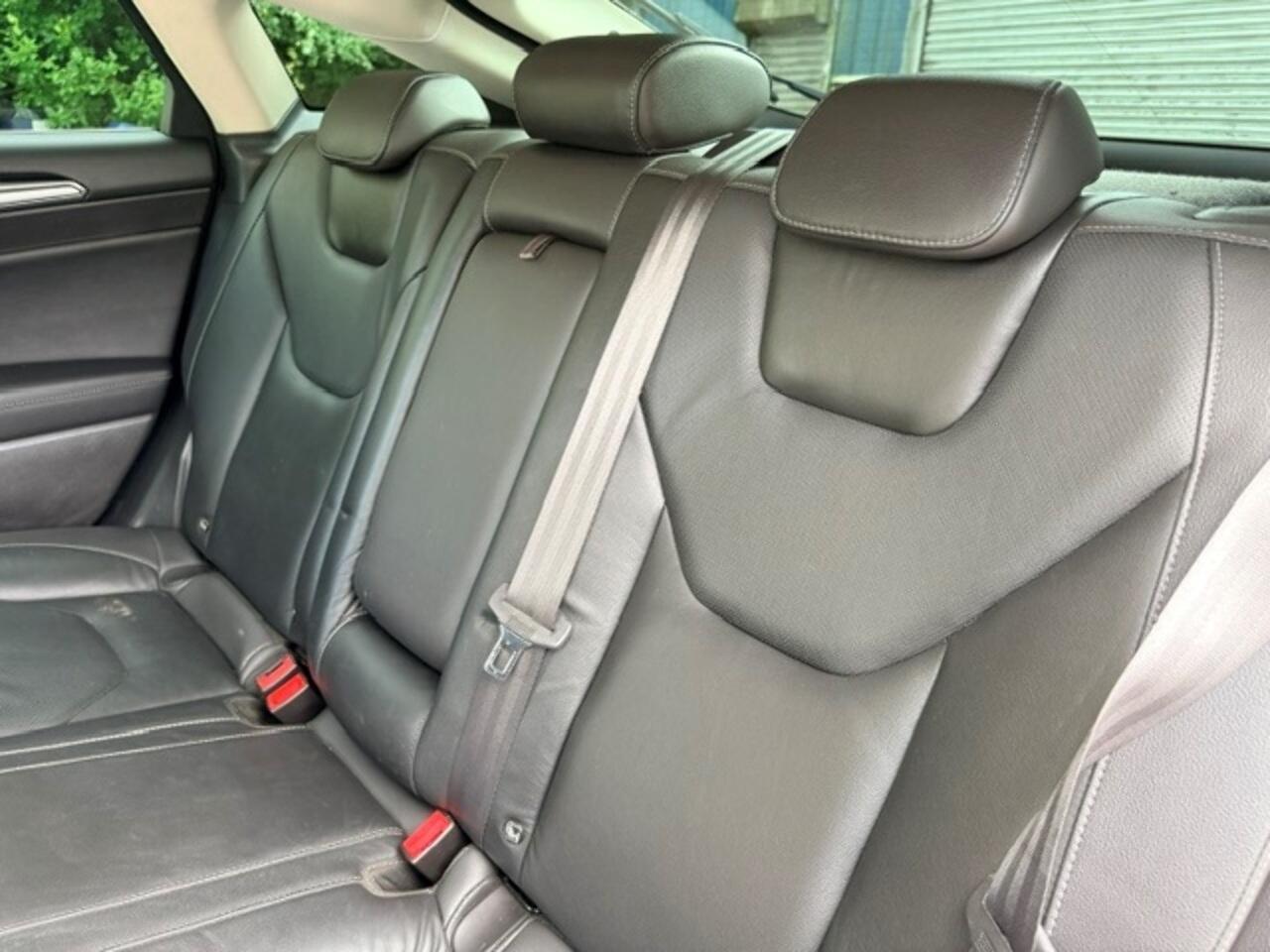 Ford Mondeo view 14