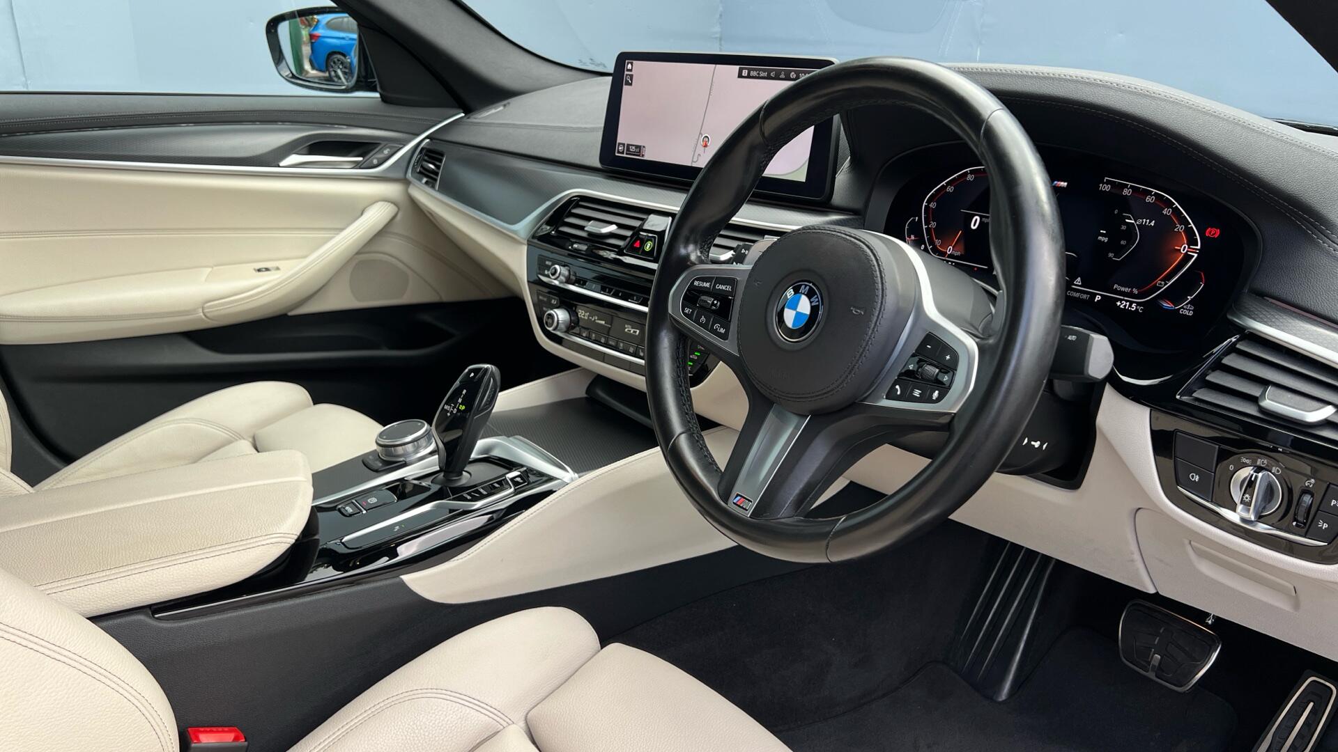 BMW 5 Series view 6