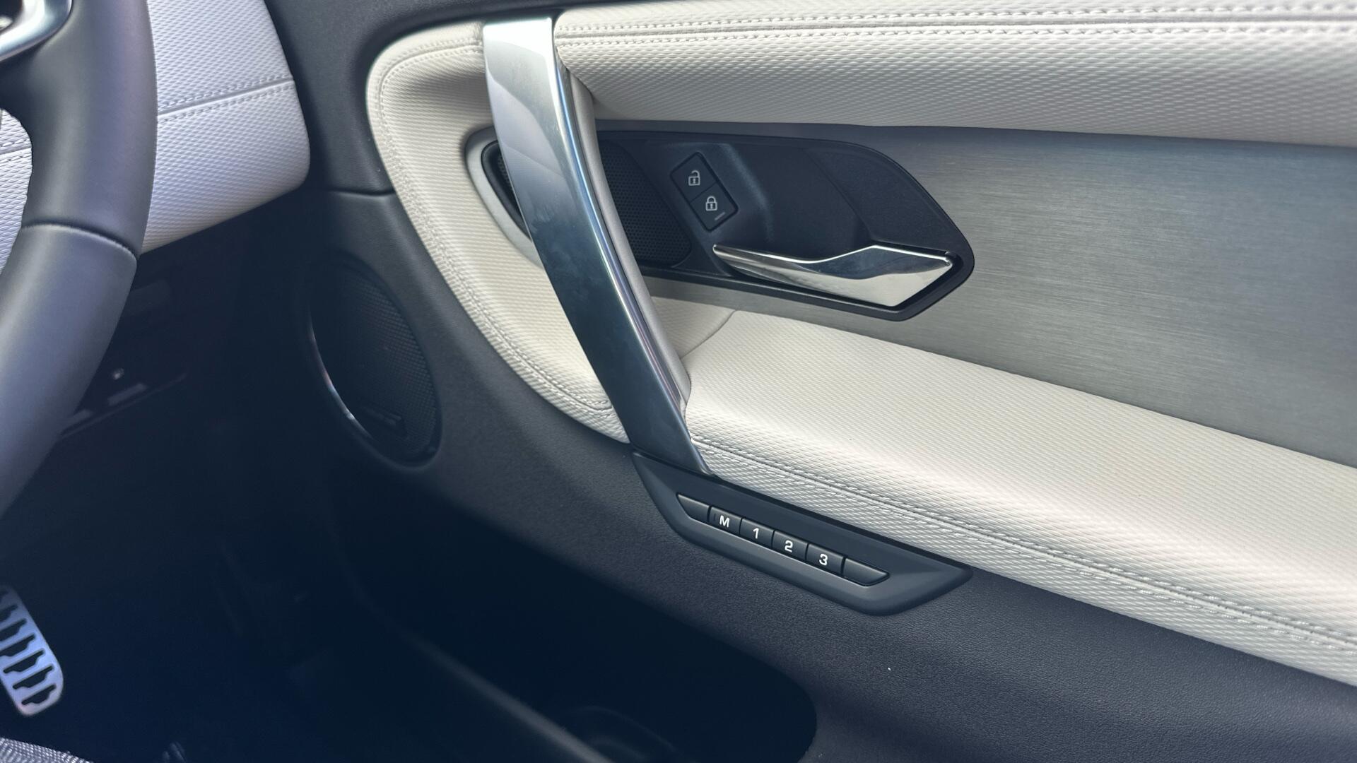 Land Rover Discovery Sport view 45