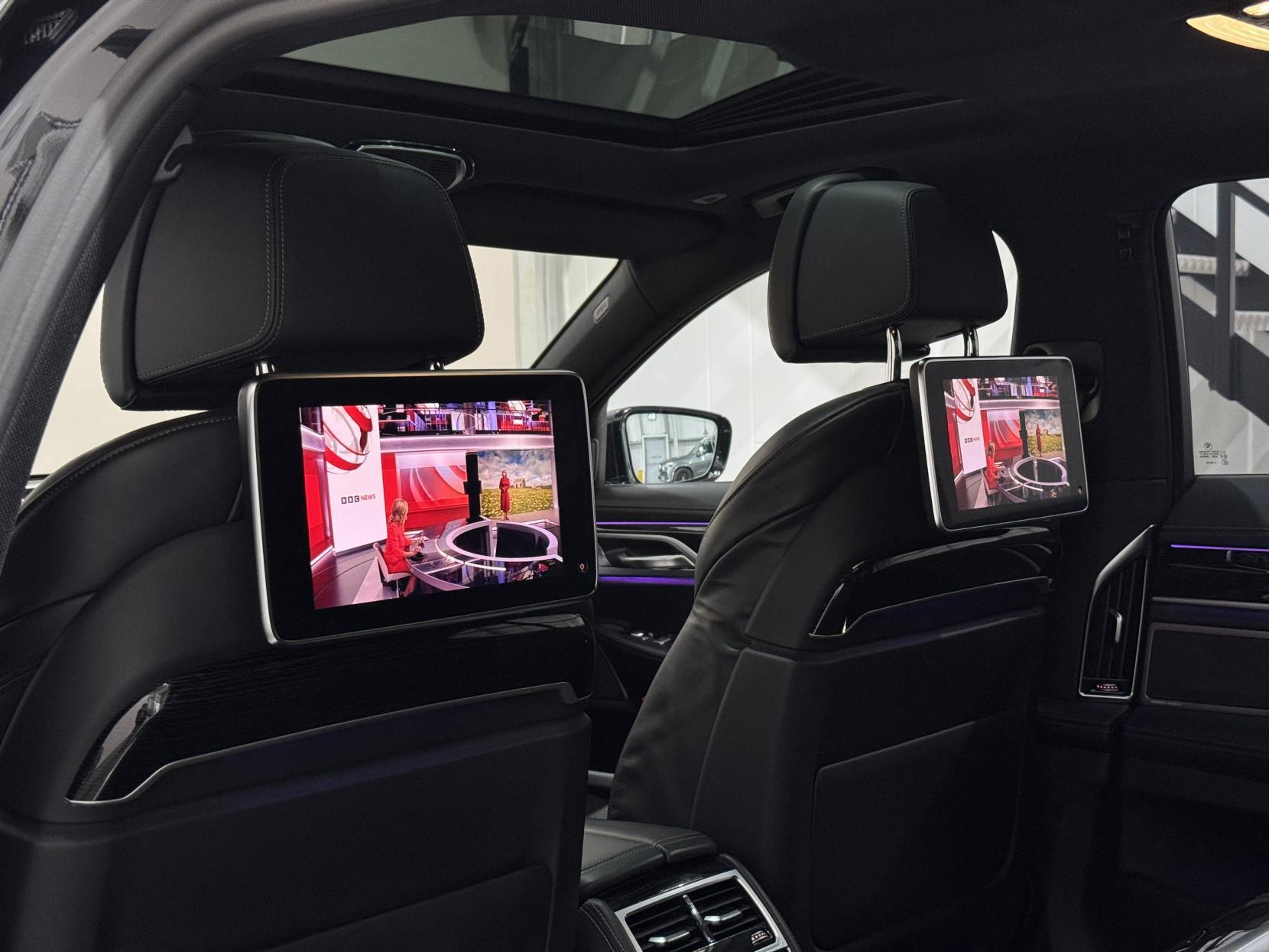 BMW 7 Series view 81