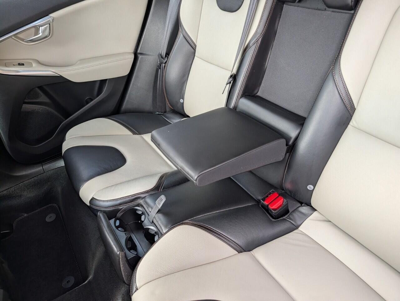 Volvo V40 Cross Country view 24