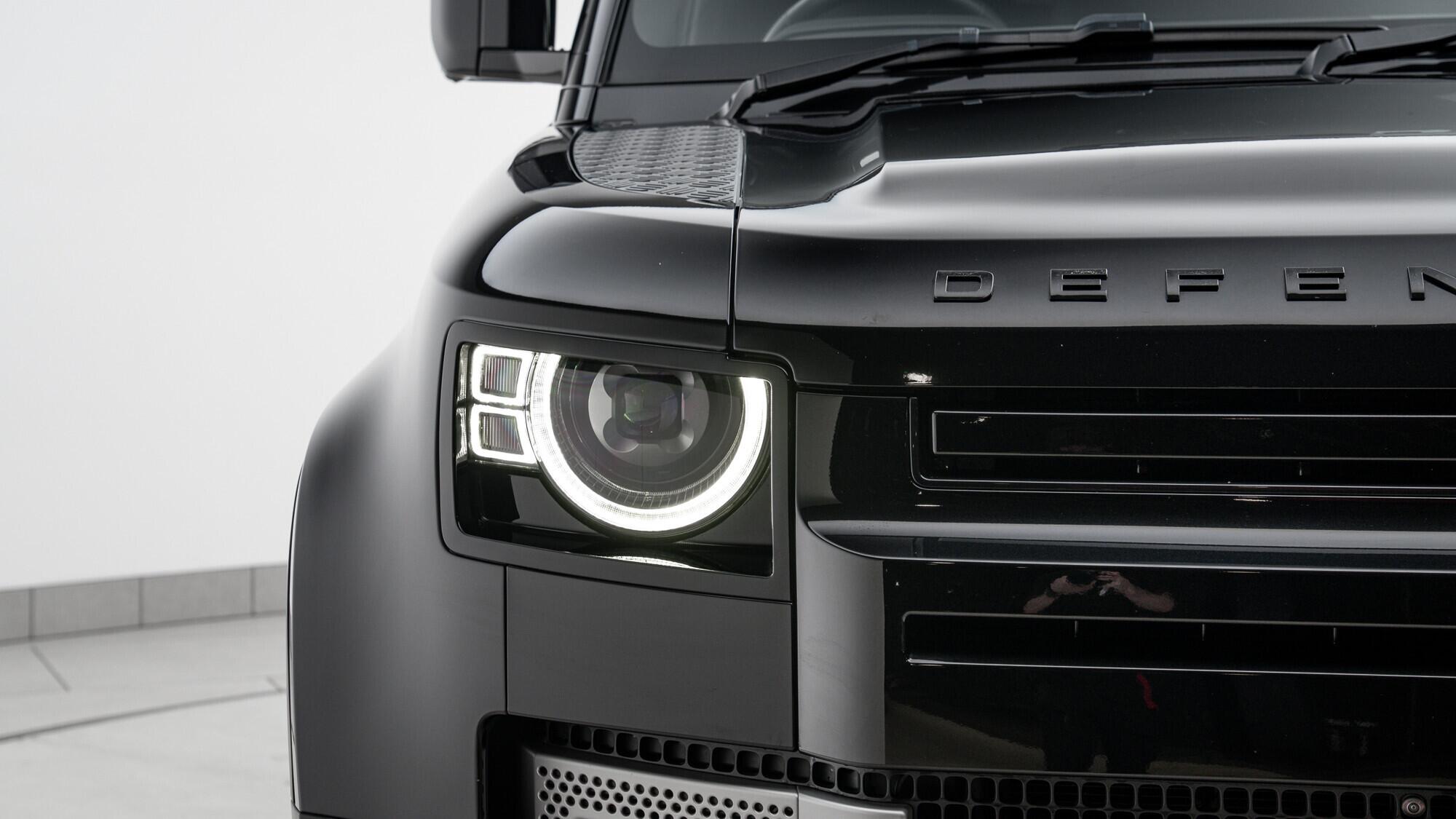 Land Rover Defender 90 view 8
