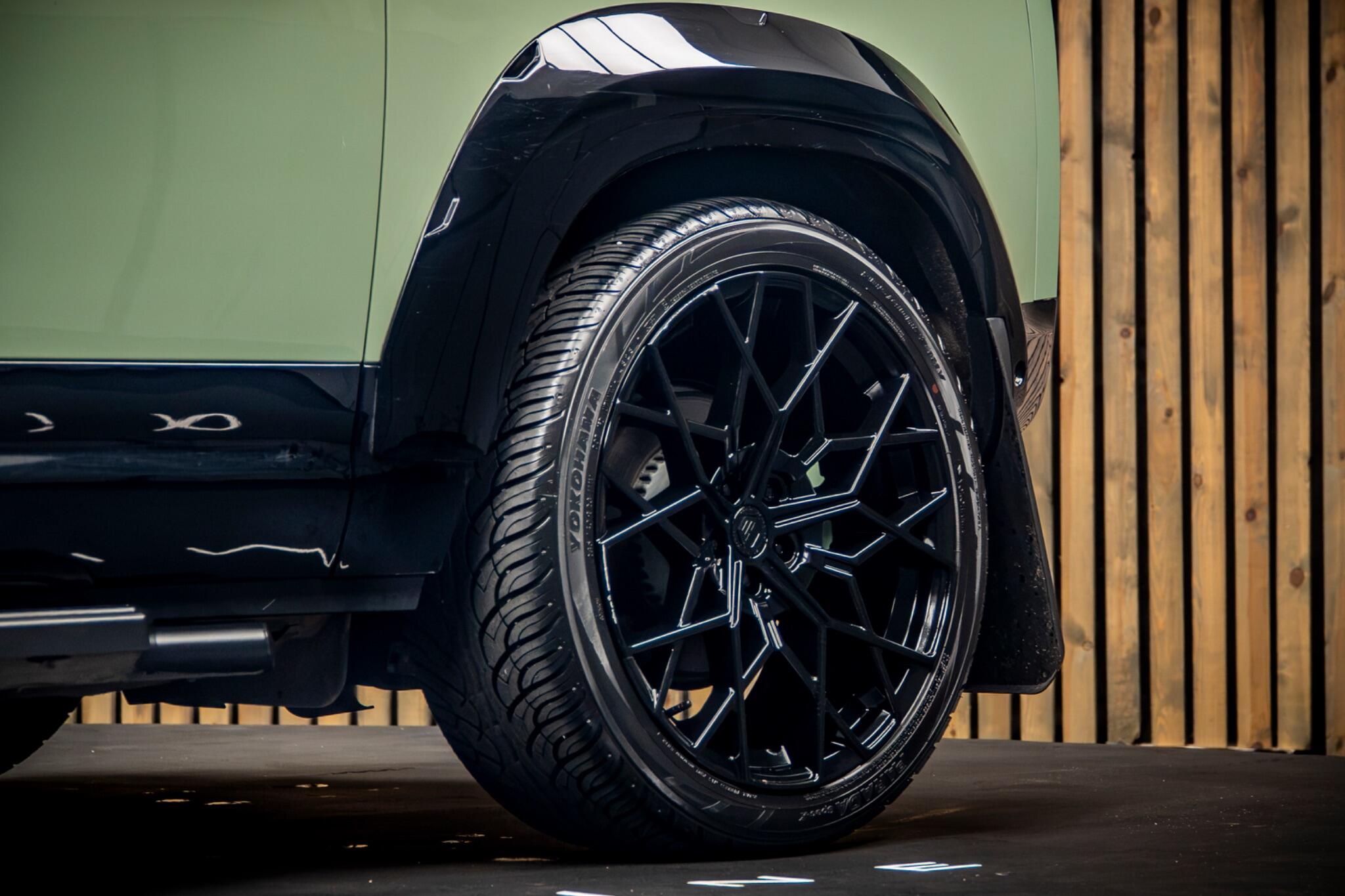 Land Rover Defender view 16