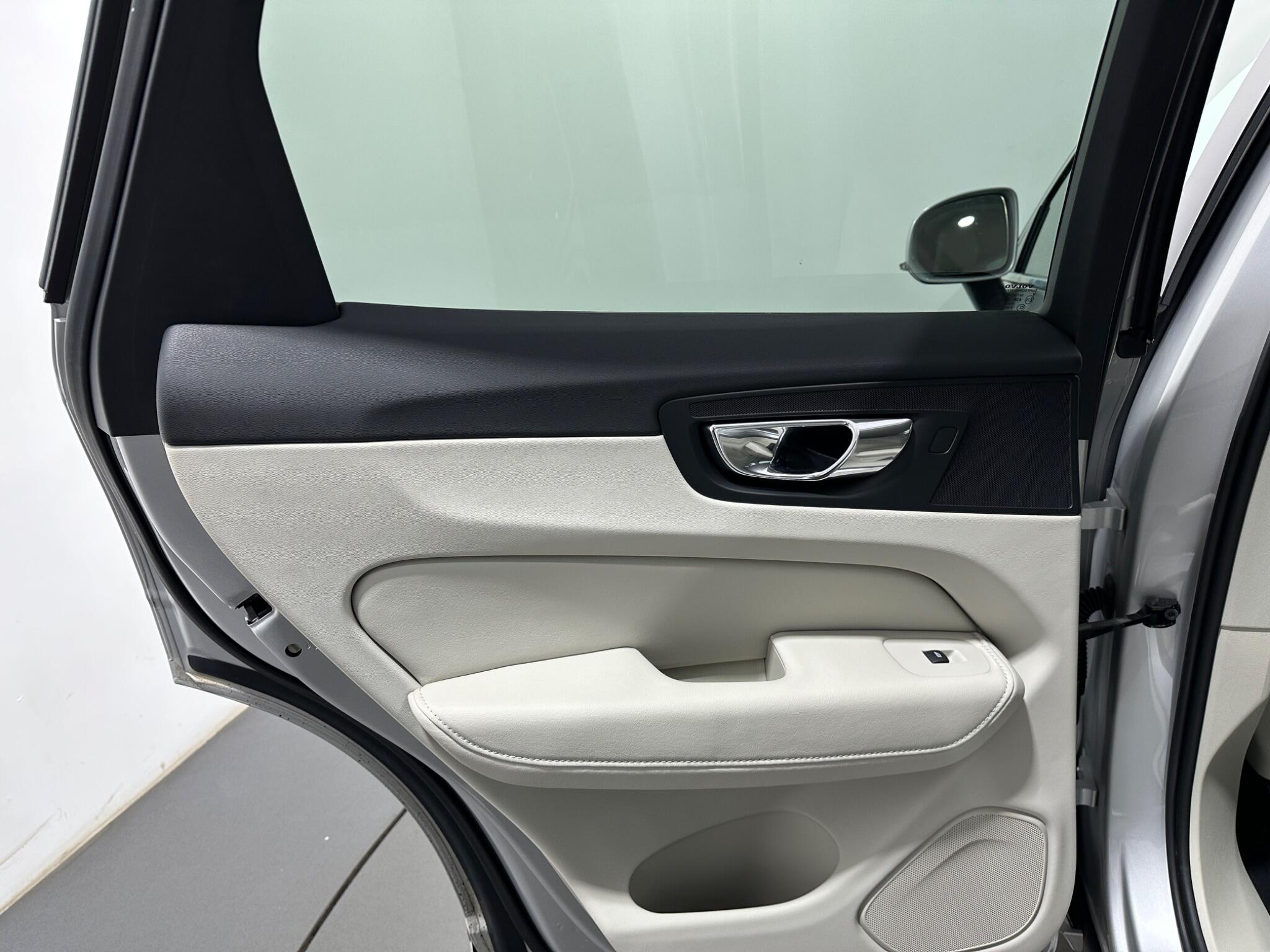 Volvo XC60 view 40