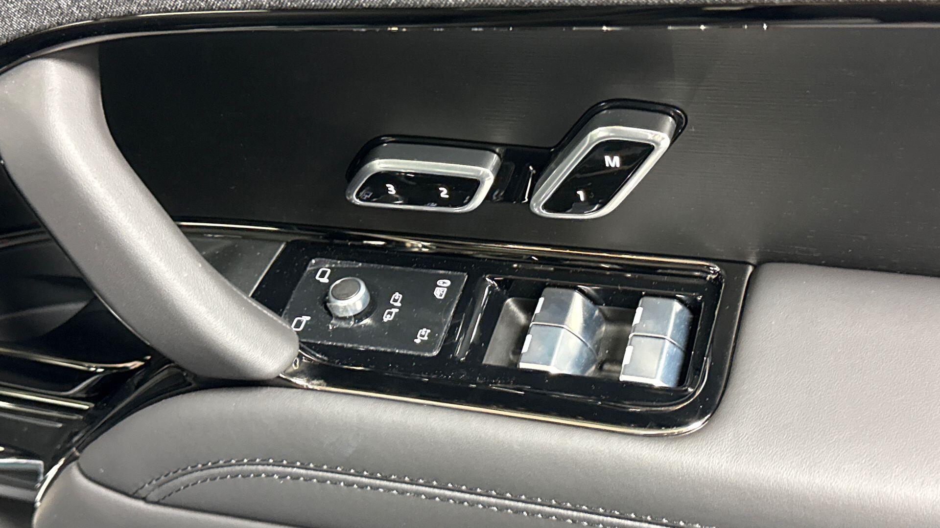Land Rover Range Rover Sport view 22