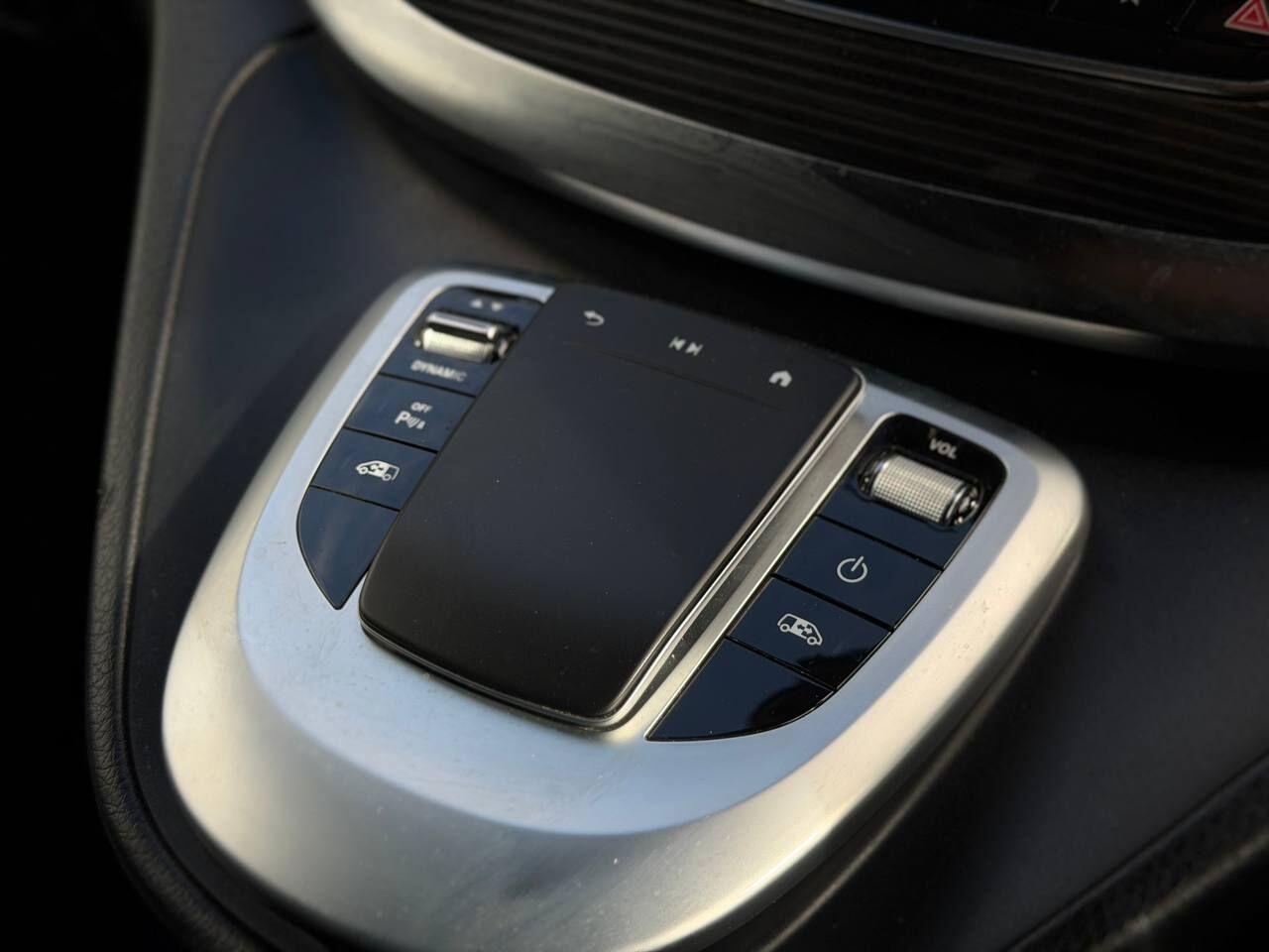 Mercedes-Benz Eqv view 43