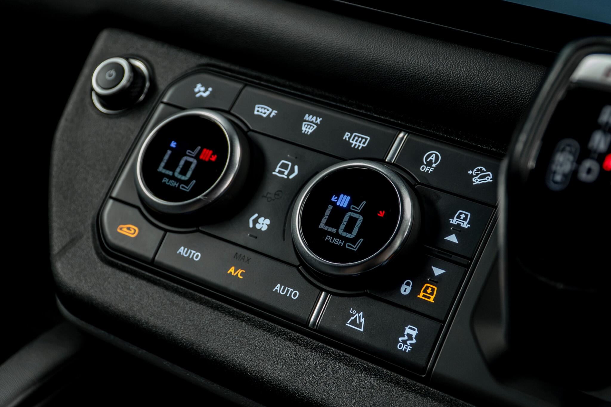 Land Rover Defender 110 view 43