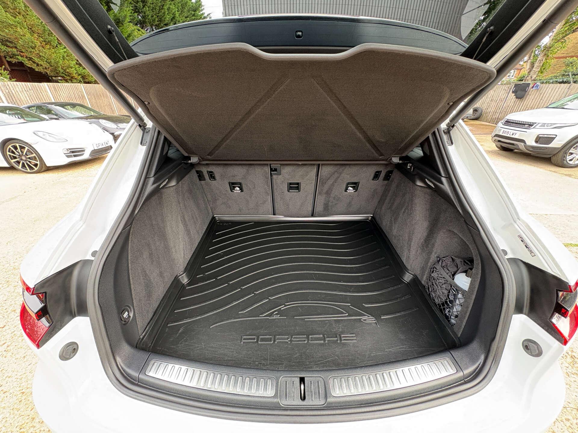 Porsche Macan view 61