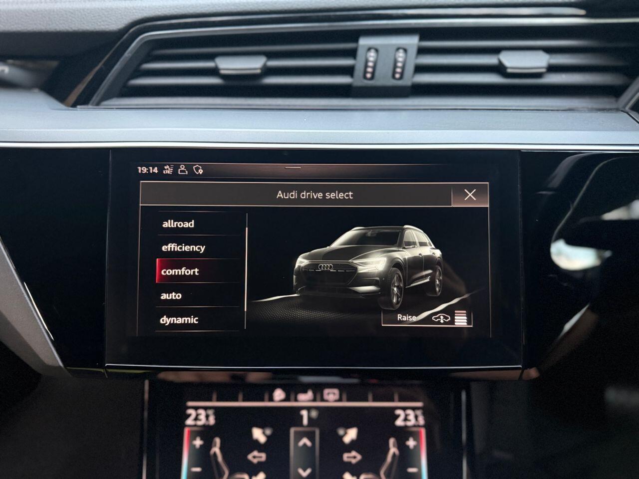 Audi e-tron view 25