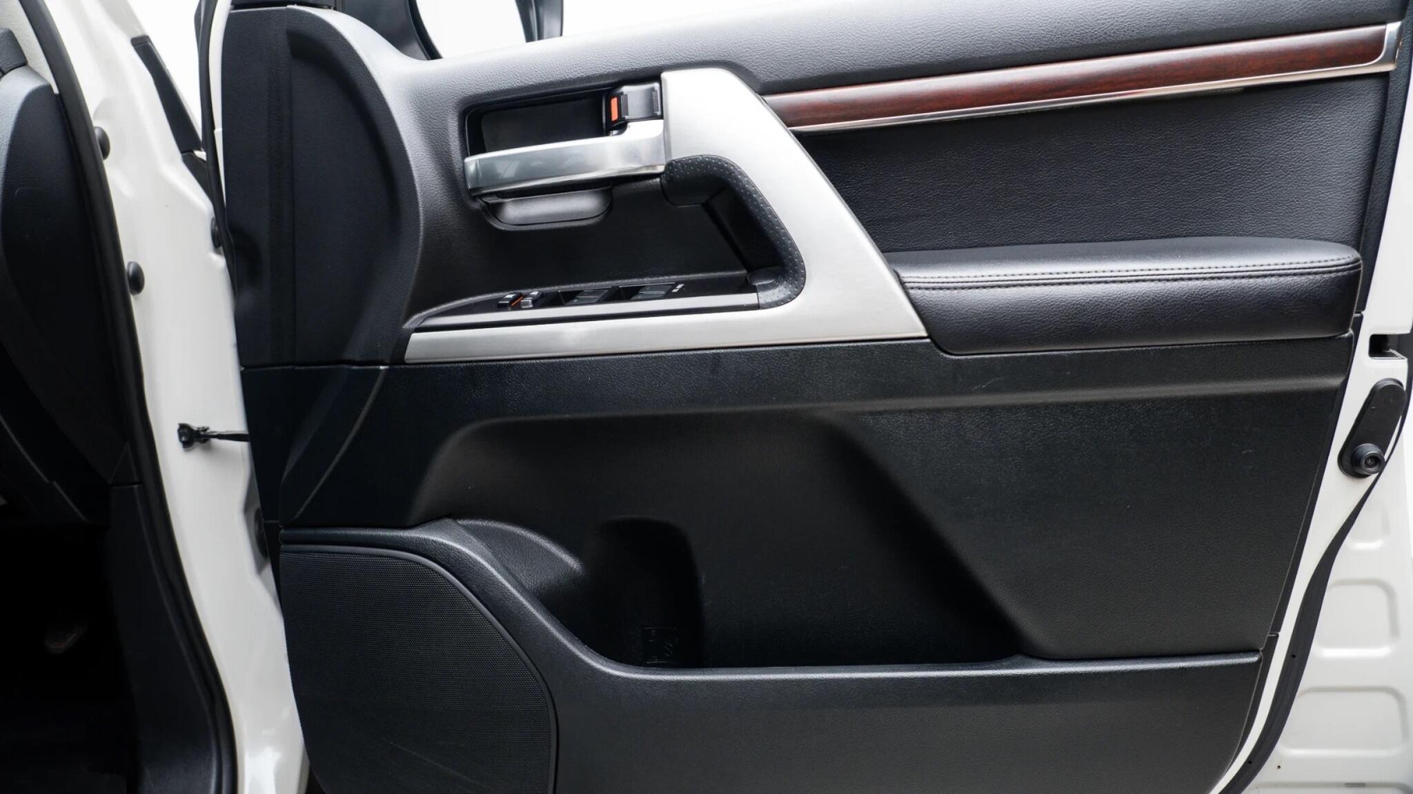 Toyota Land Cruiser view 27