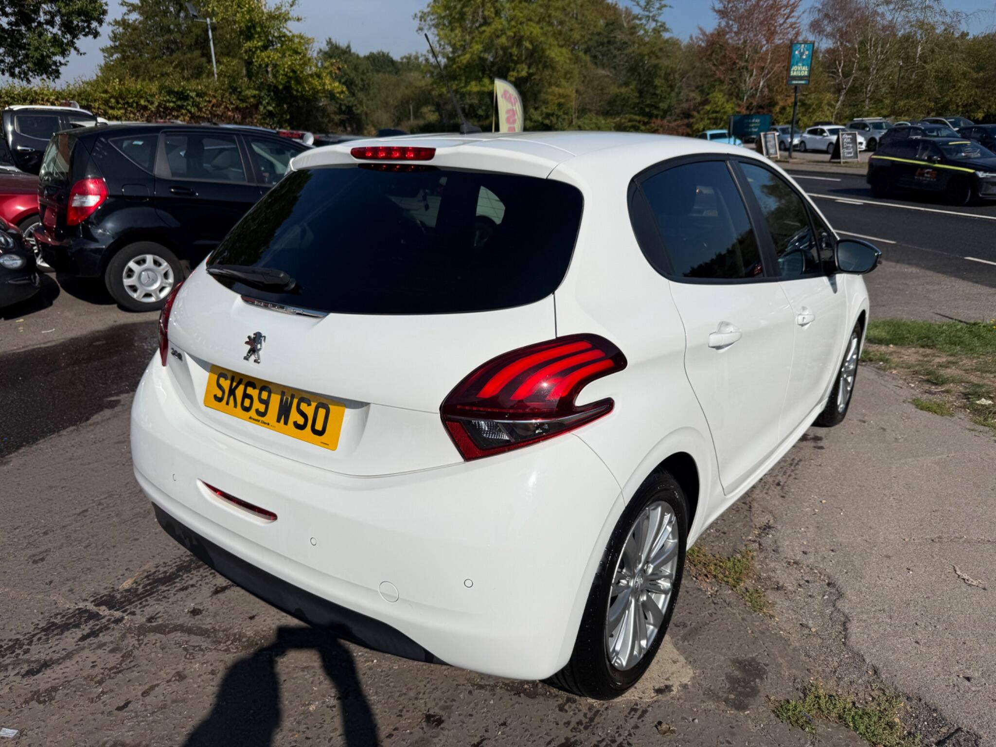 Peugeot 208 view 12
