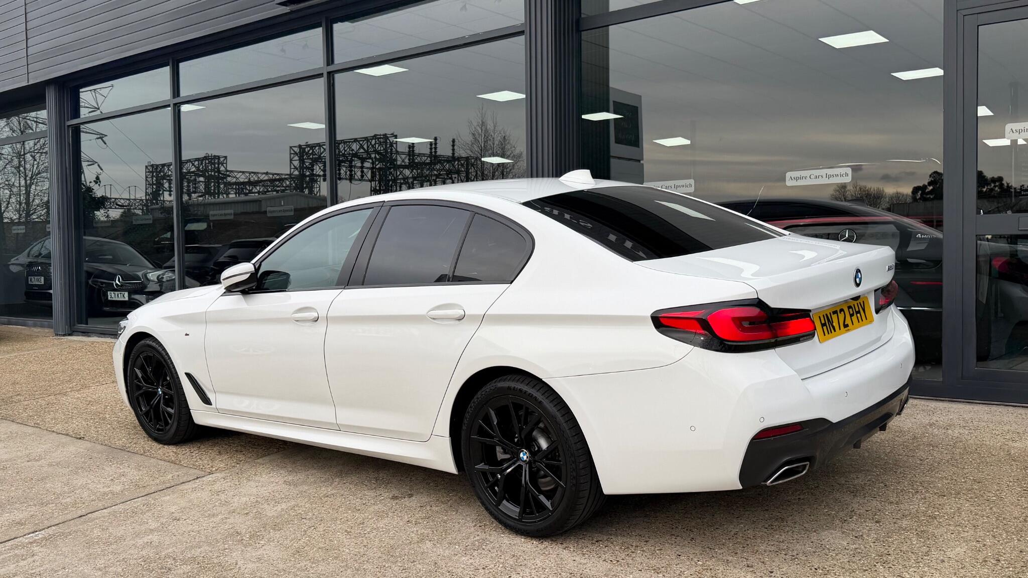 BMW 5 Series view 9